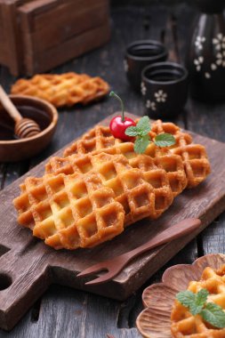 Waffle, mayalanmış hamurdan ya da iki tabak arasında pişirilen ve karakteristik bir şekil, şekil ve yüzey izi veren bir yemektir..