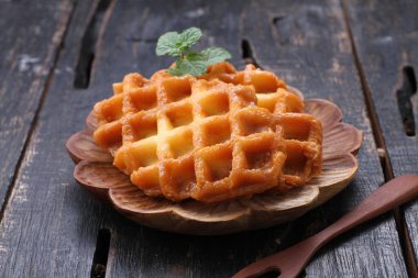 Waffle, mayalanmış hamurdan ya da iki tabak arasında pişirilen ve karakteristik bir şekil, şekil ve yüzey izi veren bir yemektir..