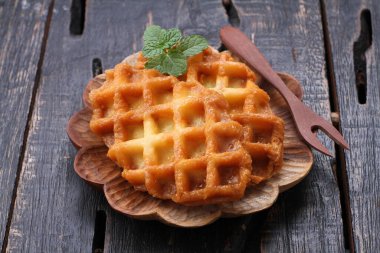 Waffle, mayalanmış hamurdan ya da iki tabak arasında pişirilen ve karakteristik bir şekil, şekil ve yüzey izi veren bir yemektir..