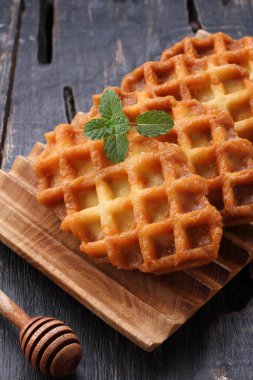 Waffle, mayalanmış hamurdan ya da iki tabak arasında pişirilen ve karakteristik bir şekil, şekil ve yüzey izi veren bir yemektir..