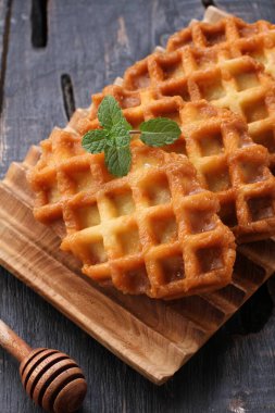 Waffle, mayalanmış hamurdan ya da iki tabak arasında pişirilen ve karakteristik bir şekil, şekil ve yüzey izi veren bir yemektir..