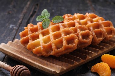 Waffle, mayalanmış hamurdan ya da iki tabak arasında pişirilen ve karakteristik bir şekil, şekil ve yüzey izi veren bir yemektir..