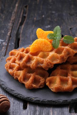 Waffle, mayalanmış hamurdan ya da iki tabak arasında pişirilen ve karakteristik bir şekil, şekil ve yüzey izi veren bir yemektir..