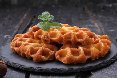 Waffle, mayalanmış hamurdan ya da iki tabak arasında pişirilen ve karakteristik bir şekil, şekil ve yüzey izi veren bir yemektir..
