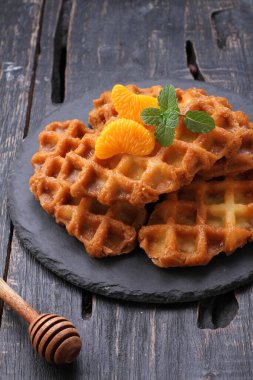 Waffle, mayalanmış hamurdan ya da iki tabak arasında pişirilen ve karakteristik bir şekil, şekil ve yüzey izi veren bir yemektir..