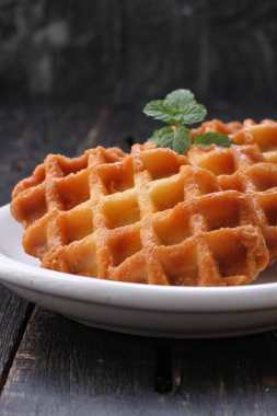 Waffle, mayalanmış hamurdan ya da iki tabak arasında pişirilen ve karakteristik bir şekil, şekil ve yüzey izi veren bir yemektir..