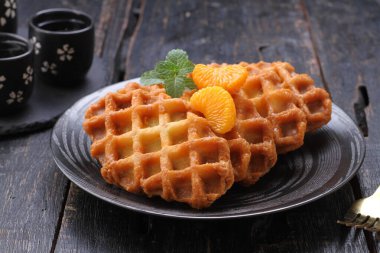 Waffle, mayalanmış hamurdan ya da iki tabak arasında pişirilen ve karakteristik bir şekil, şekil ve yüzey izi veren bir yemektir..