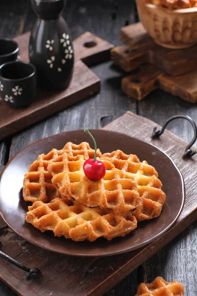 Waffle Dish Made Leavened Batter Dough Cooked Two Plates Patterned — Stock Photo, Image