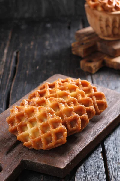 Waffle Mayalanmış Hamurdan Iki Tabak Arasında Pişirilen Karakteristik Bir Şekil — Stok fotoğraf