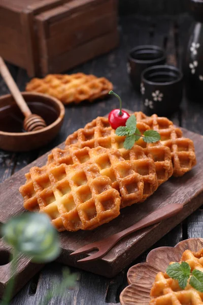 Waffle Mayalanmış Hamurdan Iki Tabak Arasında Pişirilen Karakteristik Bir Şekil — Stok fotoğraf