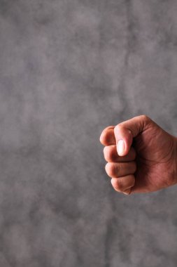 Adam parmağıyla işaret ediyor..