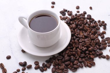 Kahve fincanı ve fasulye. 