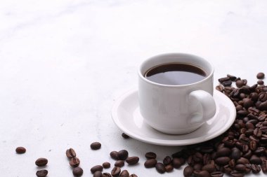 Bir fincan kahve ve masada fasulye.. 