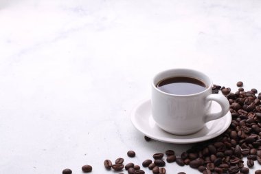 Masanın üzerinde bir fincan kahve. 