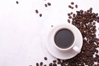 Kahve çekirdeği üzerine kahve fincanı ve fotokopi alanı. 