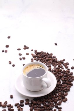 Beyaz arka planda kahve çekirdekleri