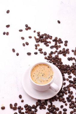 Beyaz arka planda kahve çekirdekleri