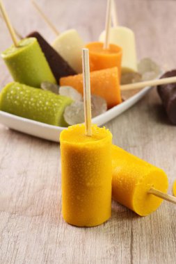 Meyve ve meyveli ev yapımı buzlu dondurma.