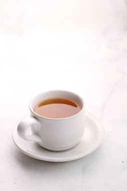 Hafif arkaplanda bir fincan siyah çay. 