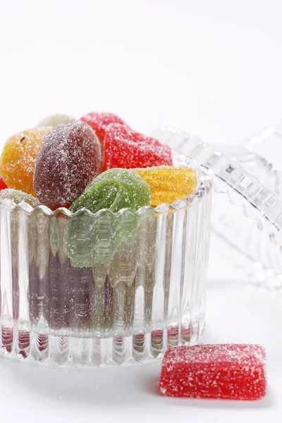 Renkli Şekerleri Cam Kavanozda Kapatıyoruz Beyaz Arkaplanda Tatlı Tatlı — Stok fotoğraf