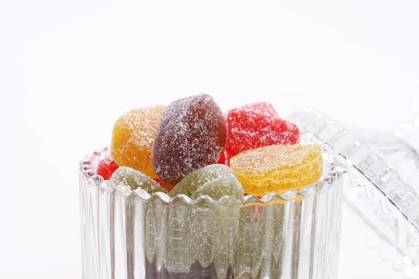 白色背景上的五颜六色的果冻糖果堆 — 图库照片