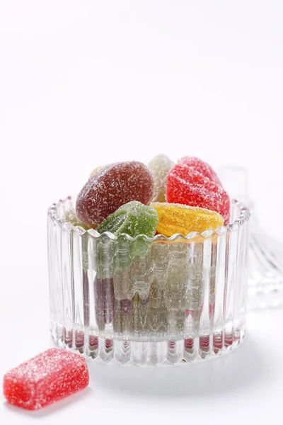 Skål Med Färgglada Frukt Gelé Godis Isolerad Vitt — Stockfoto