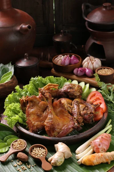 把传统食物放在有蔬菜和肉的锅里 — 图库照片