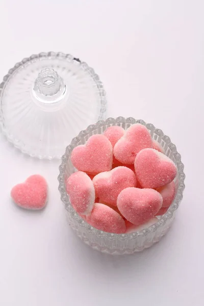 Herzförmige Bonbons Auf Weißem Hintergrund — Stockfoto