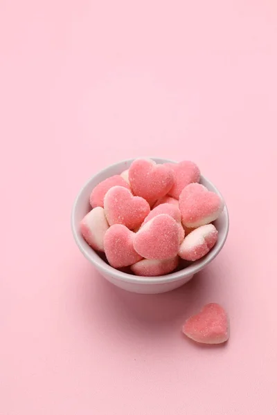 Masanın Üzerinde Pembe Kalp Şeklinde Şekerler Var — Stok fotoğraf