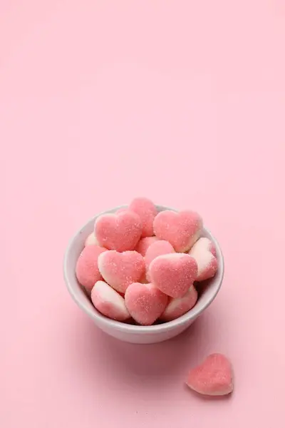 Ροζ Ζαχαρωτά Σχήμα Καρδιάς Μωβ Φόντο Ημέρα Του Αγίου Βαλεντίνου — Φωτογραφία Αρχείου