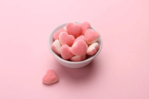 분홍색 하트는 보라색 배경에 마시멜로 모양이었습니다 발렌타인데이 — 스톡 사진