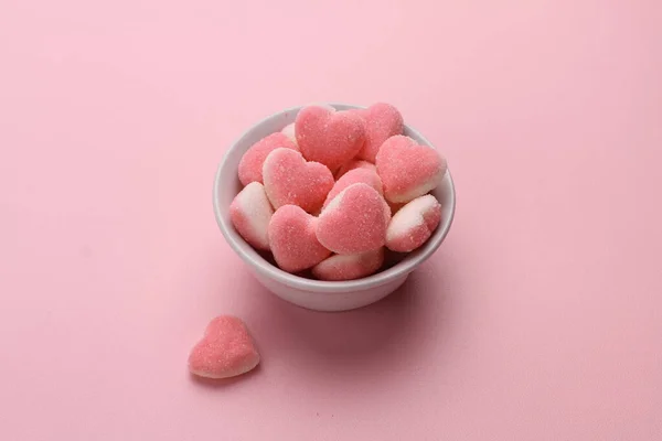 Kırmızı Arka Planda Kalp Şeklinde Pembe Şekerlemeler Sevgililer Günü — Stok fotoğraf
