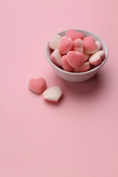 보라색 배경에 유리병에 분홍색 마시멜로 — 스톡 사진