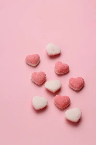Ροζ Καραμέλα Σχήμα Καρδιάς Μωβ Φόντο — Φωτογραφία Αρχείου