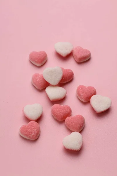 Mor Arka Planda Pembe Beyaz Kalpler Sevgililer Günü — Stok fotoğraf