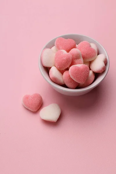 Marshmallows Rosa Forma Coração Fundo Roxo — Fotografia de Stock