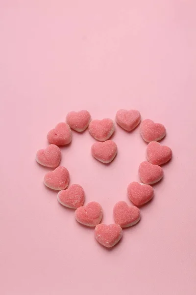 Roze Hartvormige Snoep Een Paarse Achtergrond — Stockfoto