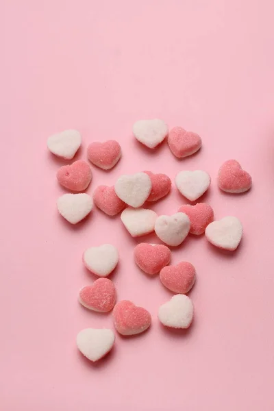 Ροζ Ζαχαρωτά Σχήμα Καρδιάς Μωβ Φόντο Ημέρα Του Αγίου Βαλεντίνου — Φωτογραφία Αρχείου