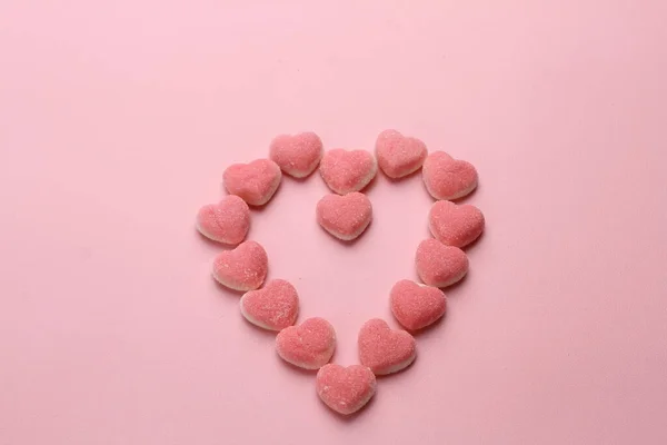 Roze Hartvormige Snoep Een Paarse Achtergrond — Stockfoto