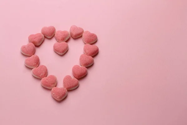 Roze Hartvormige Snoep Een Paarse Achtergrond Bovenaanzicht — Stockfoto