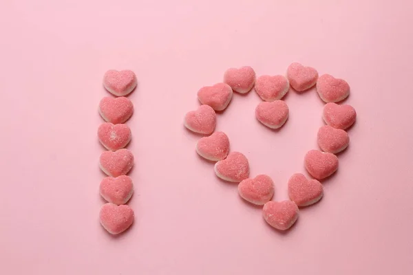 Ροζ Μπισκότα Σχήμα Καρδιάς Μωβ Φόντο — Φωτογραφία Αρχείου