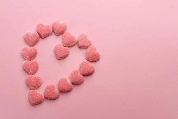 Caramelo Forma Corazón Rosa Sobre Fondo Púrpura —  Fotos de Stock
