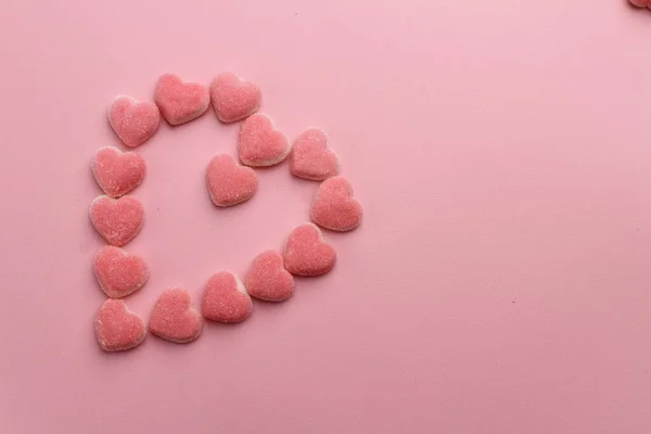 Ροζ Καραμέλα Σχήμα Καρδιάς Κόκκινο Φόντο Ημέρα Του Αγίου Βαλεντίνου — Φωτογραφία Αρχείου
