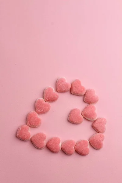 Ροζ Καραμέλα Σχήμα Καρδιάς Μωβ Φόντο Ημέρα Του Αγίου Βαλεντίνου — Φωτογραφία Αρχείου