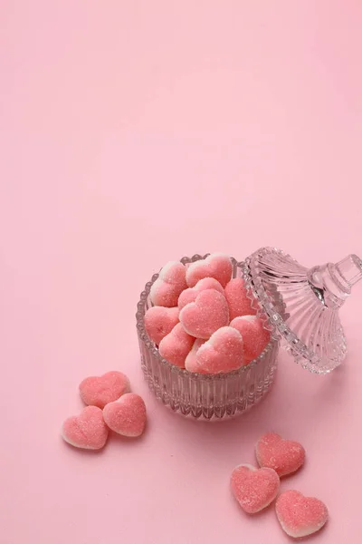 Kırmızı Kalp Şeklindeki Arka Planda Pembe Şekerleme Sevgililer Günü — Stok fotoğraf