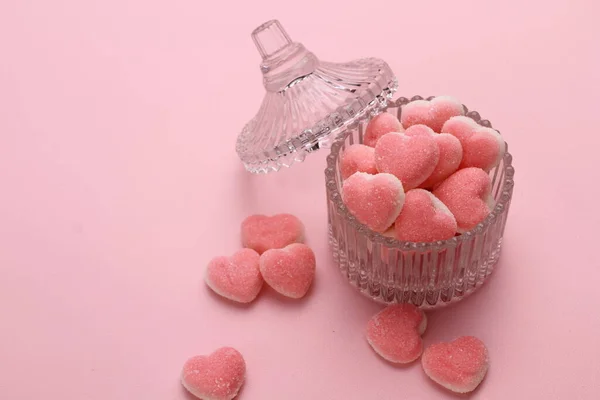 Concepto Día San Valentín Galletas Corazón Rosa Bastones Caramelo Sobre —  Fotos de Stock