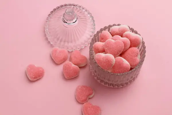 Biscoitos Forma Coração Rosa Fundo Vermelho — Fotografia de Stock