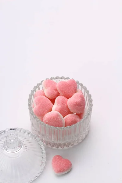 白色背景的粉色心形棉花糖 — 图库照片