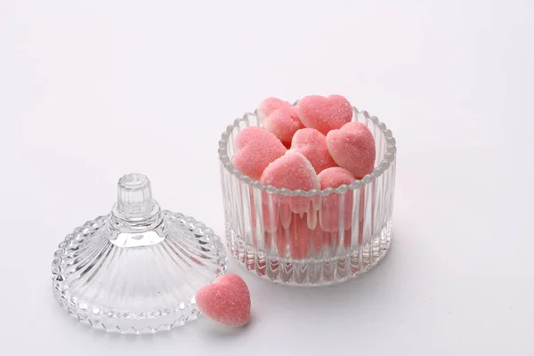 浅色背景的玻璃碗中的粉色和白色棉花糖 — 图库照片
