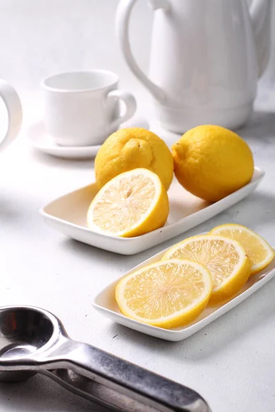 ホワイトプレートにレモンとお茶 — ストック写真